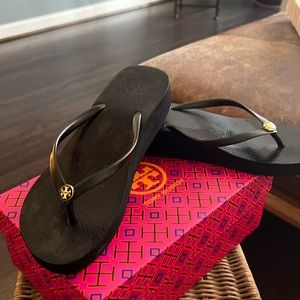 Tory Burch woman’s black, rubber, platform flip flops, 8M